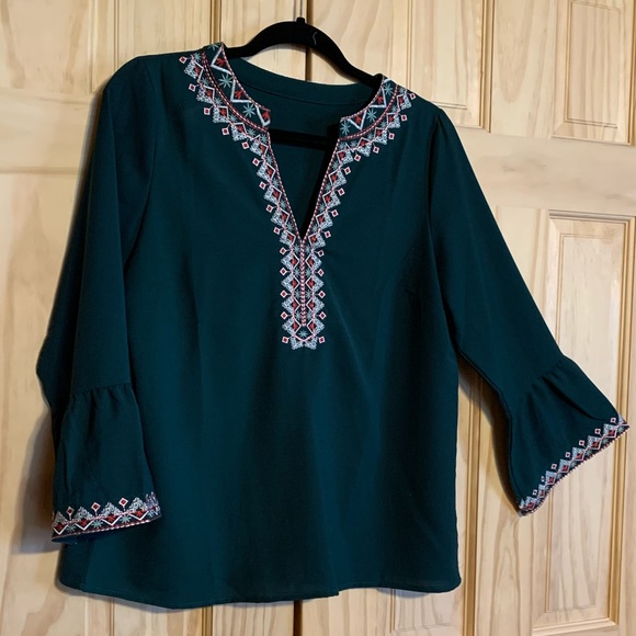 Beautiful hunter green top with embroidered trim - Picture 7 of 7